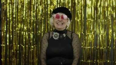 Anekdot, komik fıkra ve pozitif yaşam tarzını duyduktan sonra yüksek sesle kahkahalar atan mutlu yaşlı kadın.