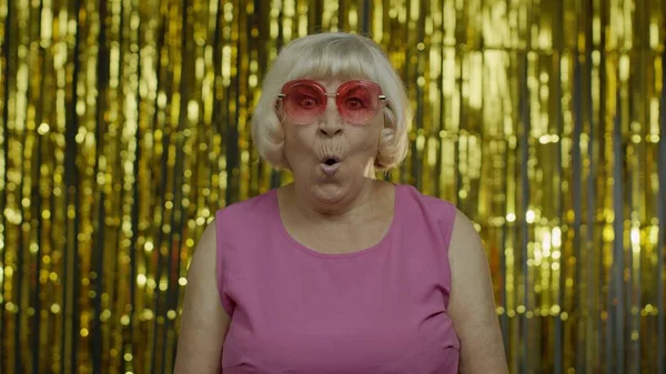 Ritratto di eccitata donna anziana meravigliata guardarsi intorno, aprendo la bocca con stupore — Foto Stock