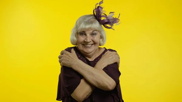 優しい高齢者の女性は、包容力のジェスチャーを示す。おばあちゃんは抱擁したい — ストック写真