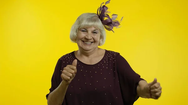 Positiva anciana feliz disfrutando de la música de fiesta, moviéndose en la danza enérgica, celebrando el éxito — Foto de Stock