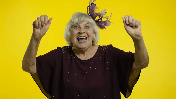 一位金发碧眼的老妇人非常满意地微笑着庆祝胜利，胜利 — 图库照片