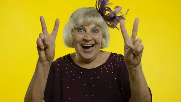 V标志，和平。快乐的老年妇女双手空拳，面带微笑地展示胜利的标志 — 图库照片