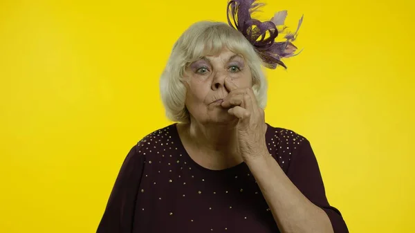 Divertida anciana estúpida escogiendo nariz con expresión tonta, quitando mocos, malos modales — Foto de Stock