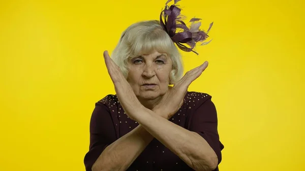 Anciana mayor pidiendo parar y mostrando gestos restringidos con las manos disgustadas con algo — Foto de Stock