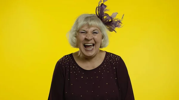 Szczęśliwa staruszka śmiejąca się na głos po usłyszeniu anegdoty, śmiesznego żartu, pozytywnego stylu życia — Zdjęcie stockowe