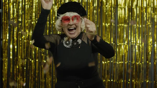 Vieille femme âgée heureuse crier, célébrer le succès, gagner à la loterie, objectif concept de réalisation — Photo