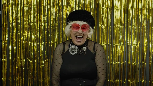 Felice anziana donna anziana ridendo ad alta voce dopo aver sentito aneddoto, scherzo divertente, stile di vita positivo — Foto Stock