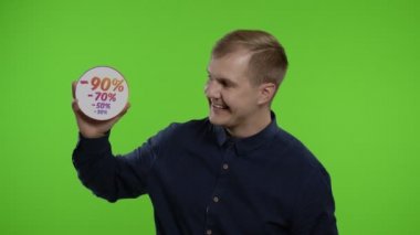 Büyük indirim yüzdesi gösteren adam, Kara Cuma 'da indirimli online alışveriş yapıyor.