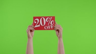 Kadınların elinde krom anahtarla kağıt çarşaflara% 20 indirimli reklam yazısı. Yavaş çekim