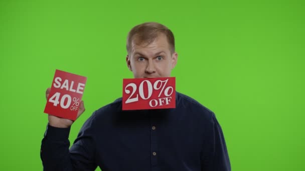 Hombre criando y mostrando descuentos de compra venta porcentaje de inscripciones publicitarias. Viernes Negro — Vídeos de Stock