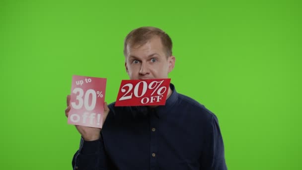 Hombre criando y mostrando descuentos de compra venta porcentaje de inscripciones publicitarias. Viernes Negro — Vídeo de stock
