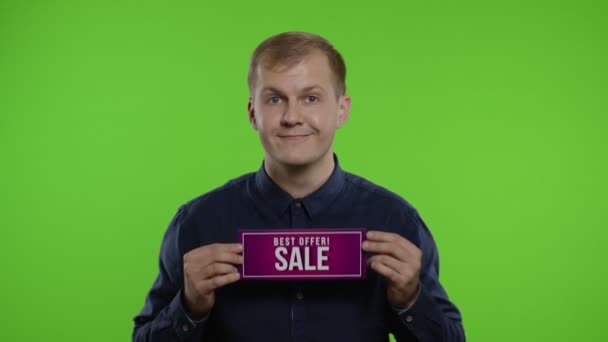 Αγοραστής άνθρωπος δείχνει Best Offer Sale επιγραφή. Μαύρη Παρασκευή. Ευτυχισμένος από καλές εκπτώσεις, χαμηλές τιμές — Αρχείο Βίντεο
