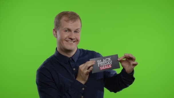 Homem feliz sorrindo, dançando e mostrando Black Friday Deals inscrição, alegrando bons descontos — Vídeo de Stock