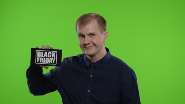 Glücklicher Mann mit Black-Friday-Inschrift, Daumen hoch. Kerl freut sich über gute Rabatte — Stockvideo