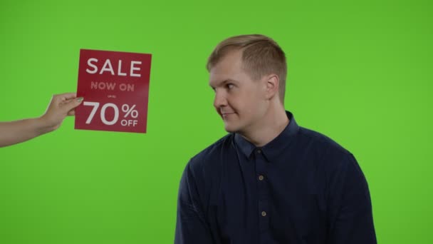 Inscription Sale On On Až 70 Procent Off se objeví vedle usmívajícího se muže. Guy slaví slevy — Stock video