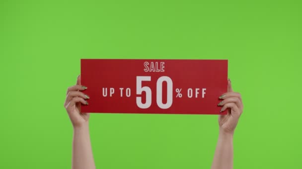Eladó akár 50 százalékos off hirdetés felirat papírlapon nők kezében krómkulcs — Stock videók