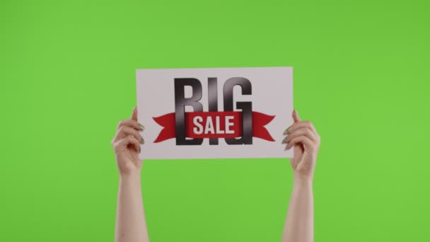 Big Sale επιγραφή διαφήμιση σε φύλλο χαρτιού σε γυναικεία χέρια για chroma κλειδί. Αργή κίνηση — Αρχείο Βίντεο
