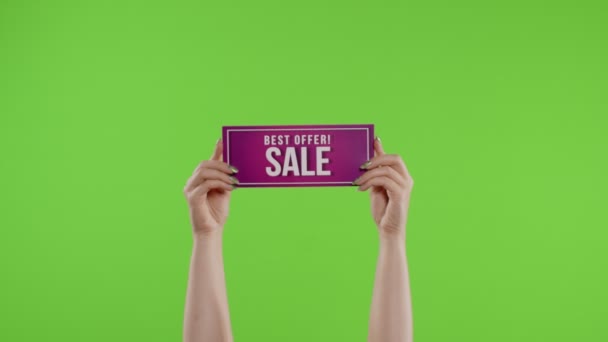 Bästa erbjudande Försäljning annons inskription på pappersark i kvinnor händer på chroma key. Långsamma rörelser — Stockvideo