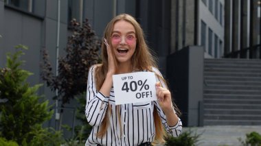 Neşeli kız mesaj reklamında yüzde 40 'a yakın indirim yapıyor. Düşük fiyatlı online alışveriş