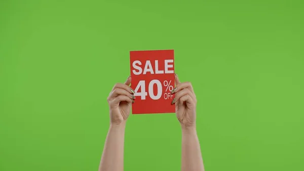 Venta 40 por ciento de descuento en la inscripción de publicidad en la hoja de papel en las manos de las mujeres en la clave de croma — Foto de Stock