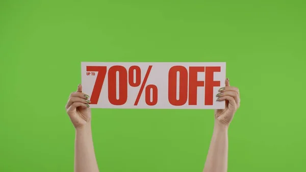 70 Procent Off advertentie inscriptie op papier blad in vrouwen handen op chroma sleutel. Langzame beweging — Stockfoto