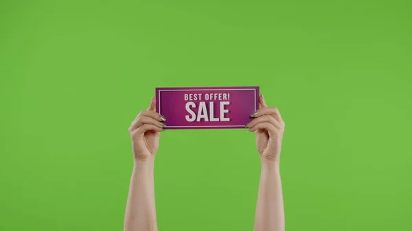 Beste aanbieding Sale advertentie inscriptie op papier blad in vrouwen handen op chroma sleutel. Langzame beweging — Stockfoto