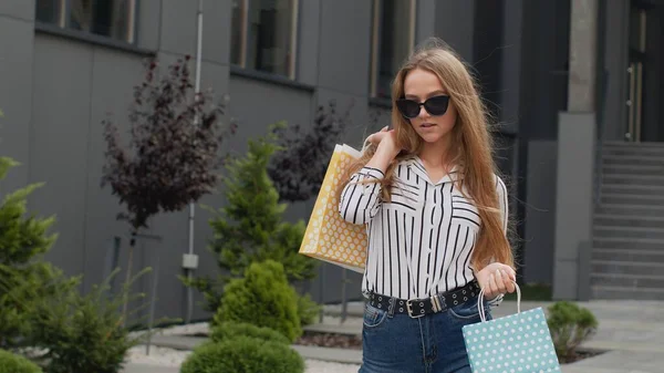 Ragazza adolescente in abiti alla moda con shopping bag multicolore. Venerdì nero sconto concetto di vendita — Foto Stock