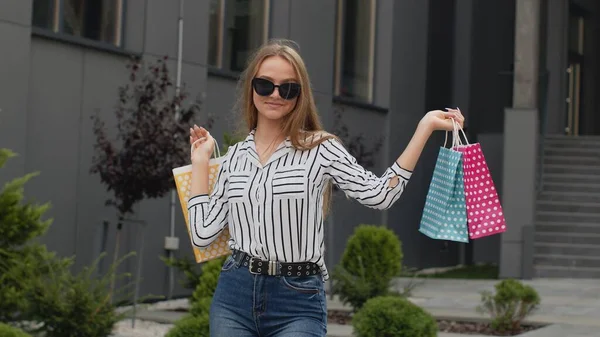 Ragazza elegante con borse della spesa, sconti gioiosi in negozio, ballare, festeggiare. Venerdì nero — Foto Stock