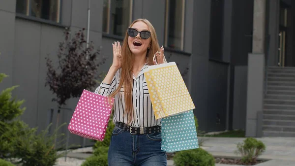 Ragazza adolescente in abiti alla moda con shopping bag multicolore. Venerdì nero sconto concetto di vendita — Foto Stock