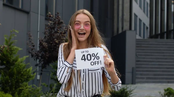 Veselá holka se objeví až na 40% z reklam. Online nákupy s nízkými cenami — Stock fotografie