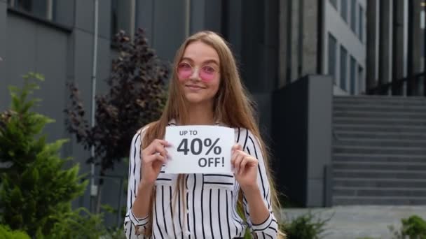 Vrolijk meisje tonen tot 40 procent off text reclame. Online winkelen met lage prijzen — Stockvideo