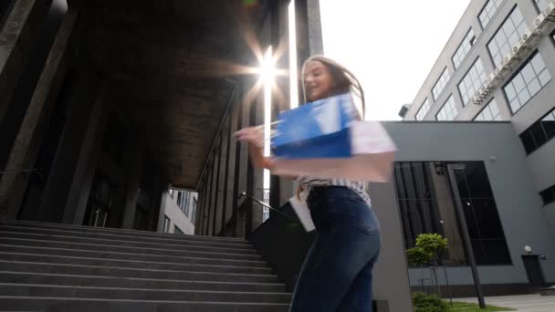 Dziewczyna spacerując i pokazując czarny piątek napis na torbach na zakupy, radując rabaty w sklepie — Wideo stockowe