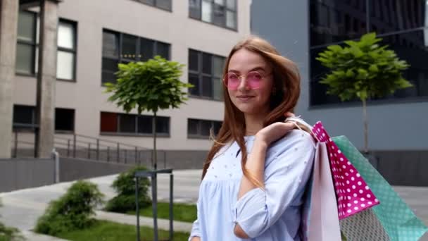 Μαθήτρια έφηβη με τσάντες για ψώνια. Καλή Black Friday εκπτώσεις σε πωλήσεις διακοπών, αγορές σε χαμηλές τιμές — Αρχείο Βίντεο
