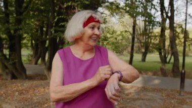 Üst düzey spor koşucusu kadın akıllı saat, takip mesafesi, nabız kontrolü spor sonrası antrenman