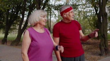 Sportif aile koşmak için rota çiziyor. Kıdemli erkek ve kadın fitness maratonuna hazırlanıyor.