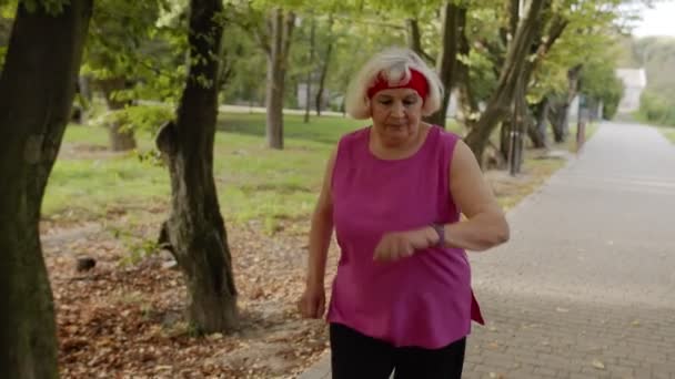 Allenamento femminile anziana corridore sportivo. Allenamento cardio nel parco. Anziani attivi. Fitness — Video Stock