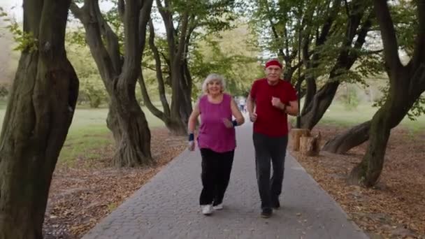 Sportowa para uprawiająca jogging rodzinny. Starszy mąż i żona robi ćwiczenia cardio — Wideo stockowe