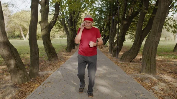 高齢者スポーツランナーの男のトレーニング。朝公園の外で心臓を働かせなさい。現役の先輩方 — ストック写真