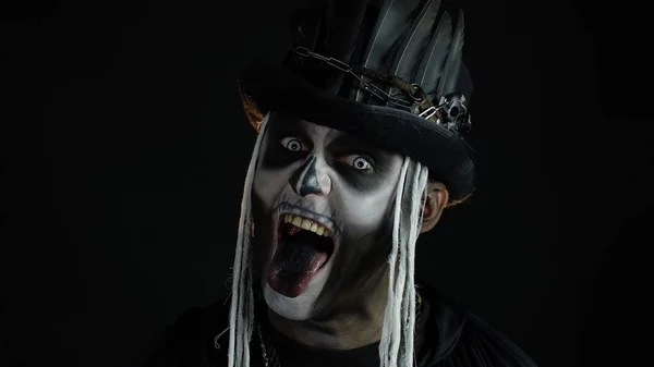 Homem assustador no esqueleto Halloween cosplay traje. Cara em maquiagem crânio assustador fazendo rostos — Fotografia de Stock