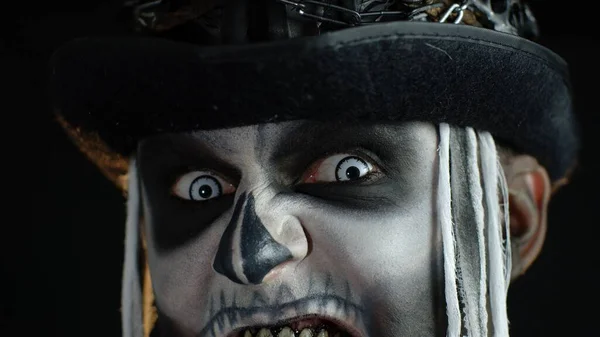 Hombre con esqueleto maquillaje tratando de asustar, abriendo la boca y mostrando los dientes negros sucios —  Fotos de Stock