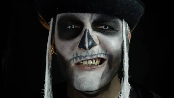 Hombre con esqueleto maquillaje tratando de asustar, abriendo la boca y mostrando los dientes negros sucios —  Fotos de Stock