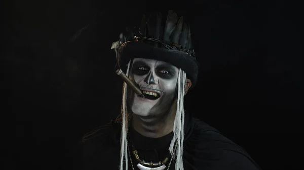 Skrämmande man i skelett Halloween cosplay kostym rökning cigarr, leende, skrattar — Stockfoto