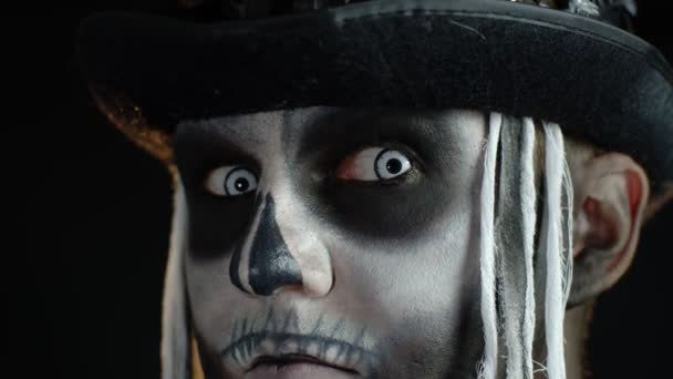 Крупним планом знімок моторошного чоловіка в скелеті Хеллоуїн макіяж відкриваючи очі і дивлячись моторошно на камеру — стокове відео