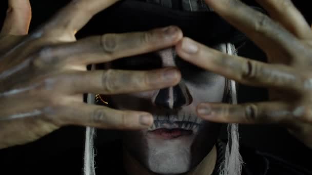 Homem de esqueleto disfarçado de cosplay de Halloween. cara no assustador crânio maquiagem olhando largo aberto olhos — Vídeo de Stock