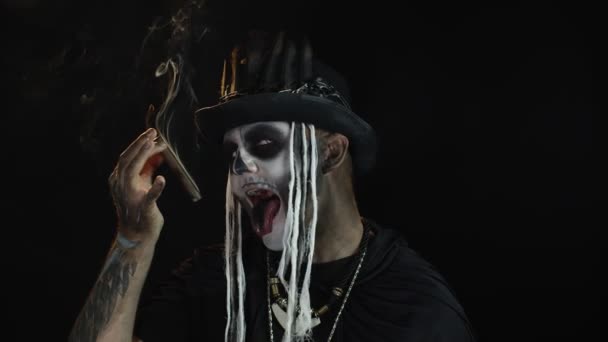 Effrayant gars en costume de carnaval de squelette Halloween fumer cigare, faire des visages, montrant la langue — Video