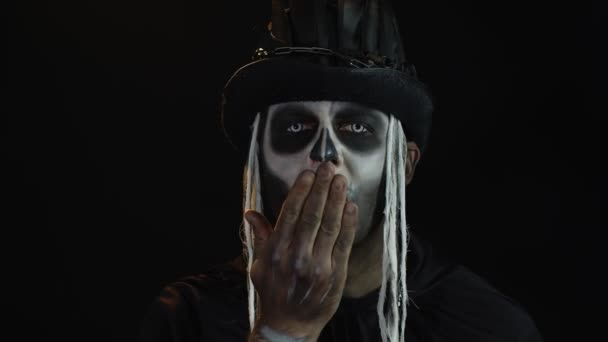 Homme sinistre avec un horrible maquillage de squelette d'Halloween faisant voler l'air baiser avec de la fumée. Jour des Morts — Video