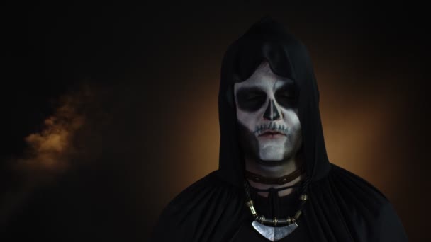 Homem sinistro com maquiagem esqueleto de Halloween fazendo rostos, olhando para a câmera, tentando assustar — Vídeo de Stock