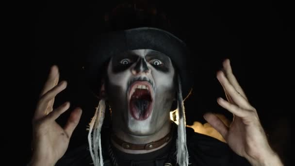 Przerażający mężczyzna w szkielecie Halloween makijaż robi wściekłe twarze, trzęsie głową, pokazuje język — Wideo stockowe