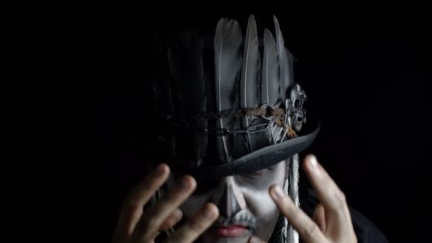 Синістер з жахливим макіяжем скелета Хеллоуїна з'являється з темряви, коли на нього падає світло — стокове відео
