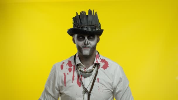 Hombre siniestro con horrible maquillaje de esqueleto de Halloween haciendo caras, mirando a la cámara tratando de asustar — Vídeo de stock
